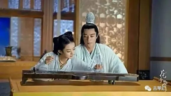 古琴桌上放什么好_古琴怎么擺放桌子_放古琴的桌子