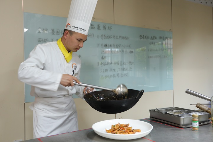 正宗廚師培訓(xùn)班_廚師培訓(xùn)學(xué)校家常菜班_家常菜廚藝培訓(xùn)